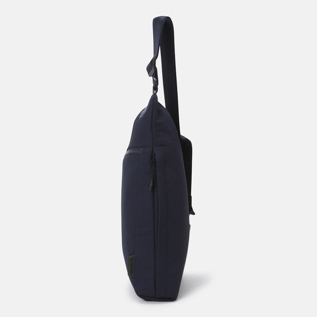 SPORTS BASIC LIGHT WEIGHT SLING BAG M 中性 運動斜背包